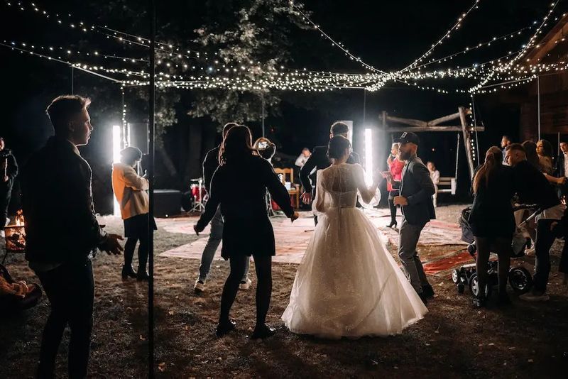 37 Lagu Karaoke Terbaik untuk Resepsi dan After-Party Anda