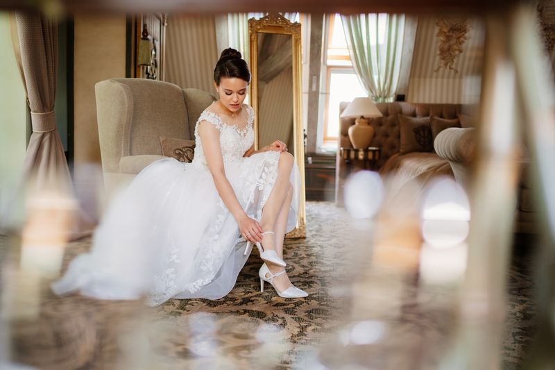 5 Sepatu Pengantin dengan Motif Bunga yang Anggun untuk Menyempurnakan Hari Pernikahan Anda