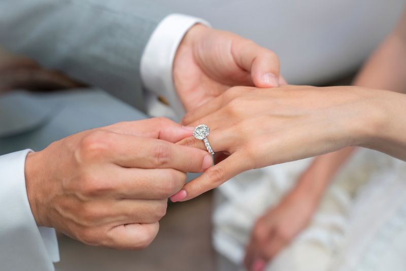 8 Tipe Setting Berlian yang Memperindah Cincin Solitaire