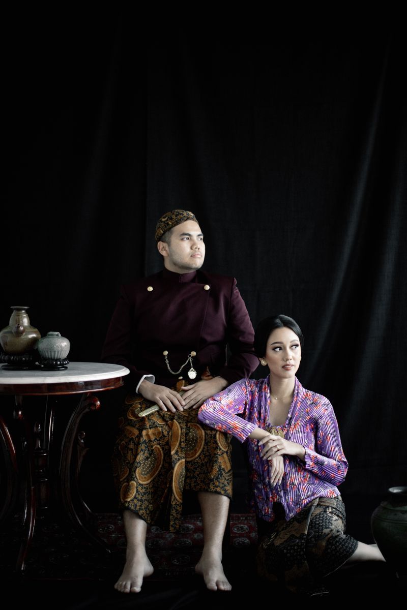 Ekspresi Budaya Jawa dalam Detail Busana, Properti, dan Suasana Foto Prewedding Nabila Sudiro dan Ivan Lubis