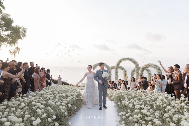 Inspirasi Dekorasi Pernikahan Lovers Lane dengan Mini Forest yang Memesona dari Jessica dan Bernard