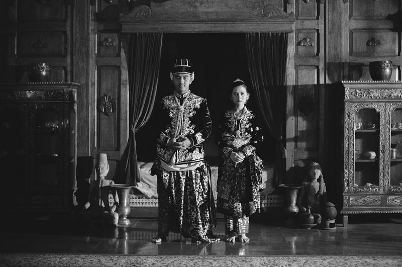 Inspirasi Prewedding Klasik Jawa dengan Nuansa Lawas ala Pabrik Kretek